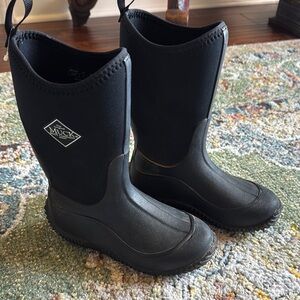 Muck Boot Co Black Waterproof Boots in SZ KIDS 2 VERY GOOD PREOWNED CONDITION!!!